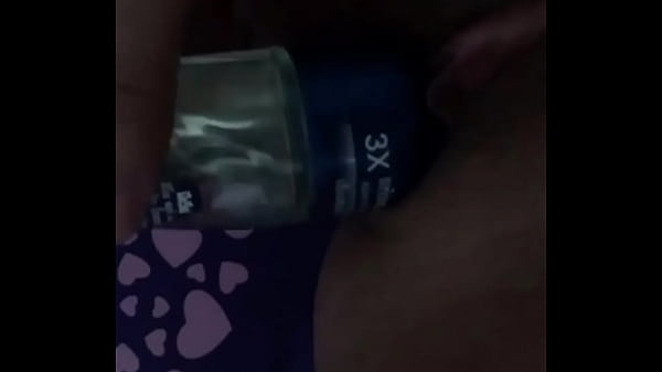 Nhét lọ lăn_nách vào lồn_em ny