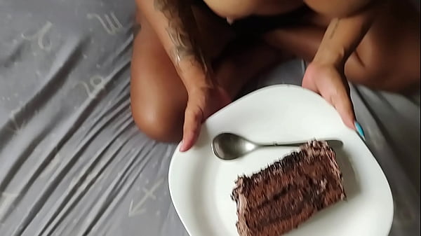 Play MP4 - Gozando em cima do bolo &excl; Esposa pediu leite condensado e ganhou porra pra comer com bolo&period;