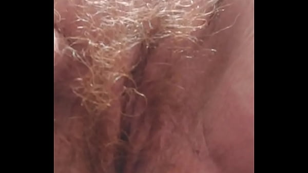 Oma zonder slipje onder jurk