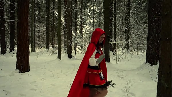 Red Hoodin the_snowy forest
