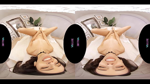 VRALLUREAndreina Deluxe Is Muy Caliente!