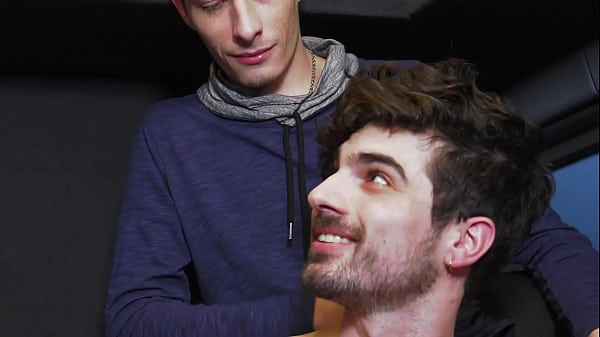 Des Jeunes Mecs Baisent Dans Un Bus Dans Paris thumbnail