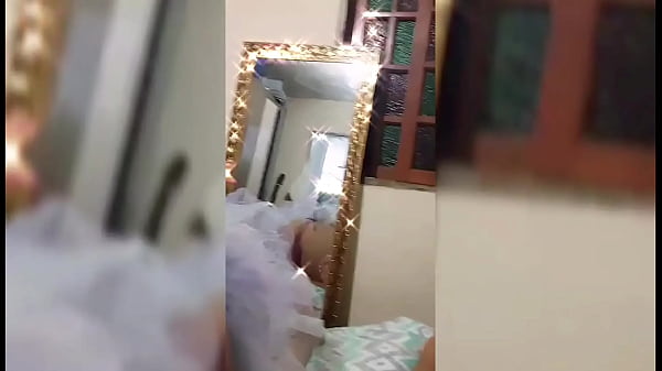 Gostosinha &eacute; flagrada em momentos de putaria