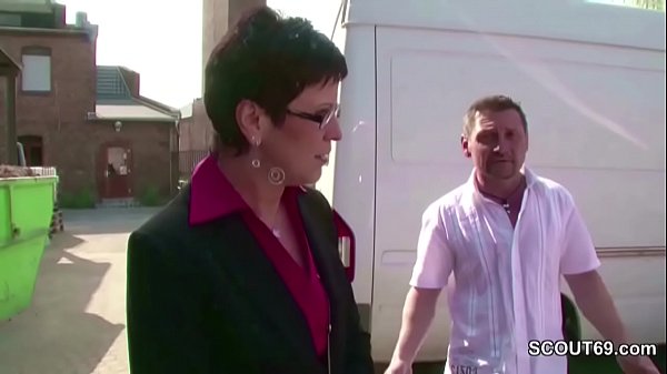 Notgeile Mutti laesst sich auf Arbeit von Fremden ficken 