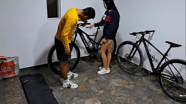 A esta sexy morena le encanta tener mi polla en su boca 