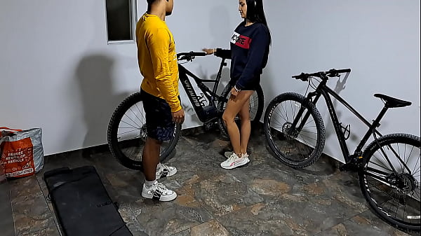 Play MP4 - Mi hermanastra me chupa la polla mientras estamos en el garaje