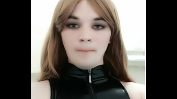 Аделька облизывает губки 