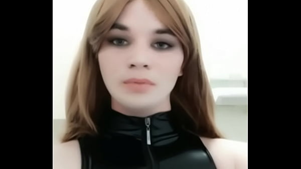 Аделька облизывает губки