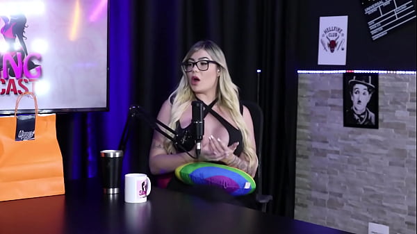 Ela teve uma refer&ecirc;ncia para come&ccedil;ar a criar conte&uacute;do porn&ocirc; conheceu um cara mais velho com fetiches estranhos e tem pais conservadores gabi tamiris sheer red