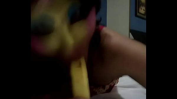 Vanessa mamando platano 