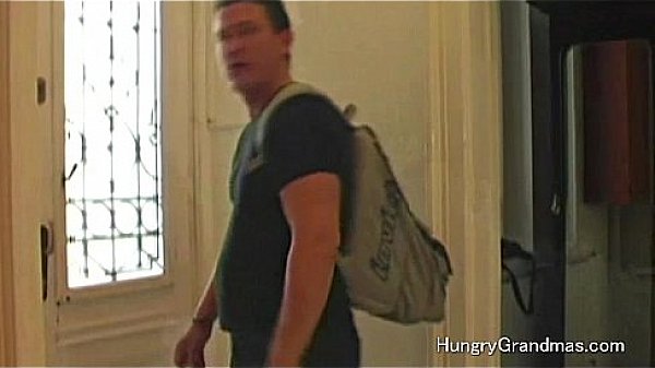 Nonton Hairy Granny Solo thumbnail