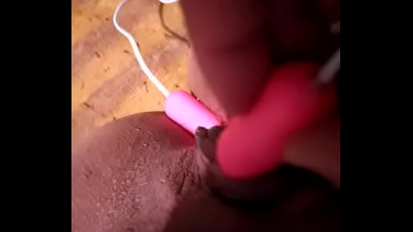 Estrenando nuevo juguete muy excitante