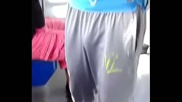 Chavo en pants se le nota el bulto 