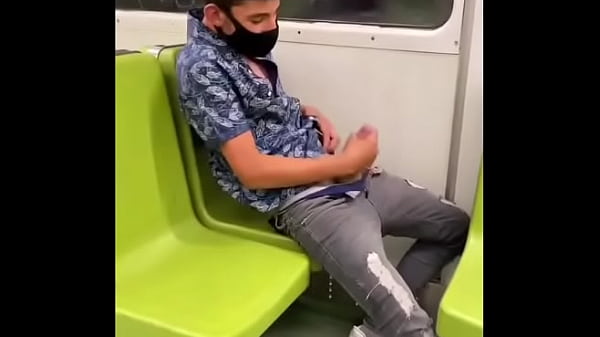 M&aacute_scarado batendo punheta no metro