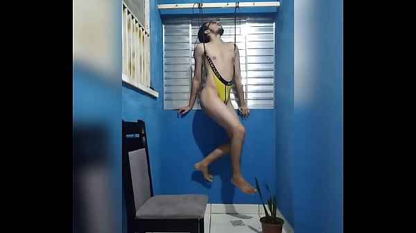 Pendurado no cuec&atilde_o