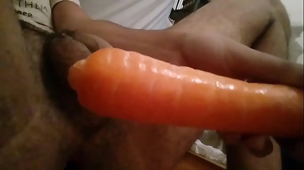 Botando cenoura no rabo 