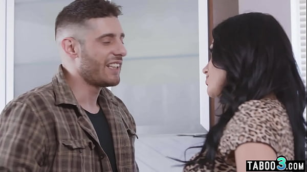 Big booty busty babe Mona Azar taking care of the plumbers_pipeline