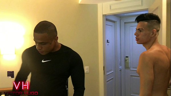 Gostoso Tatuado Dando Para Novinho Pauzudo thumbnail