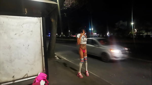 Linda Tranny Latina con minifalda 