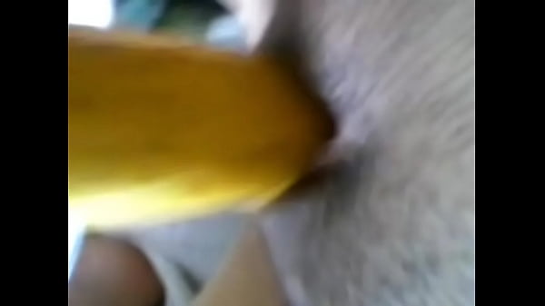 Play MP4 - Amiga se masturba con su pepino a escondidas en su pieza