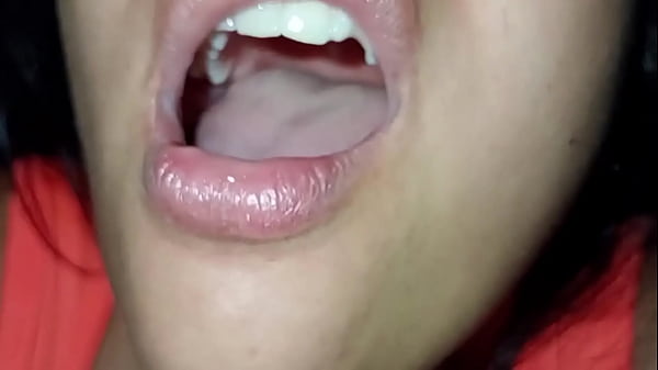 Mamada en primer plano !! Vas a sentir que te la est&aacute;n mamando a ti ! Fue un regalo del d&iacute;a del amor se traga la leche 