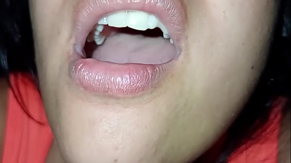 Play MP4 - Mamada en primer plano &excl;&excl; Vas a sentir que te la est&aacute;n mamando a ti &excl; Fue un regalo del d&iacute;a del amor se traga la leche