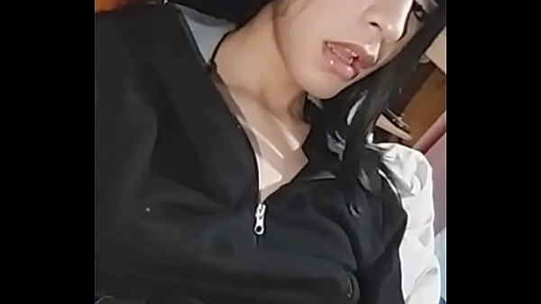 Trans se pajea mirando la camara con ganas de que sus nanos toquen tu verga, no la de ella 