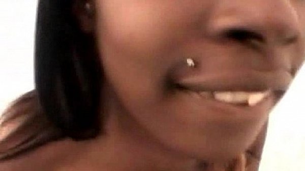 Nonton Black Babe With Pierce Performing Blowjob thumbnail