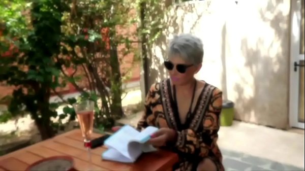 Compartiendo Mucama Y Jardinero Con Mi Marido thumbnail