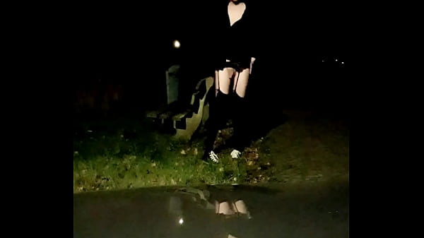 Play MP4 - Flashing outside and caught by cyclist