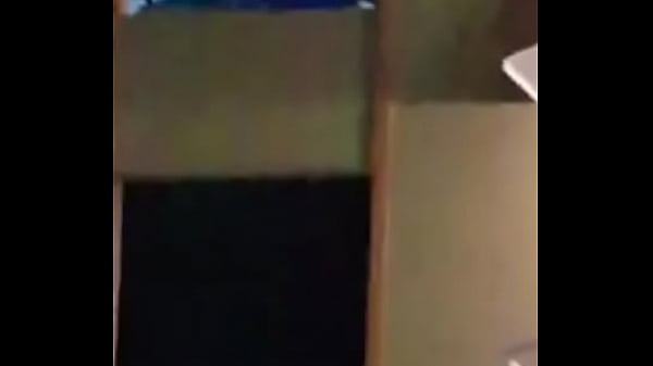 pareja teniendo relaciones sexuales en oficina enpúblico