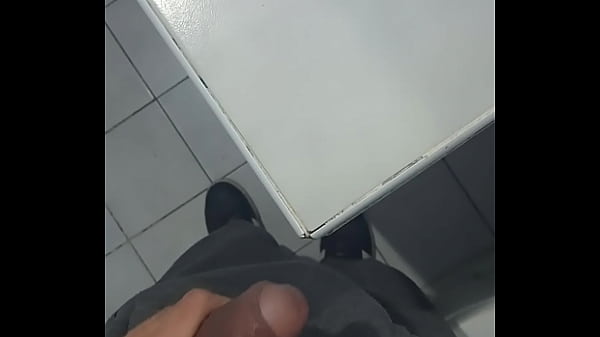 Me golpeo la verga bien fuerte contra el lavadero