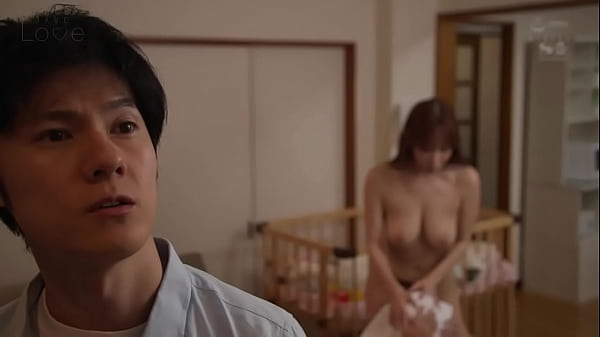 Jovem m&atilde;e amamenta o irm&atilde;o diariamente com legendas