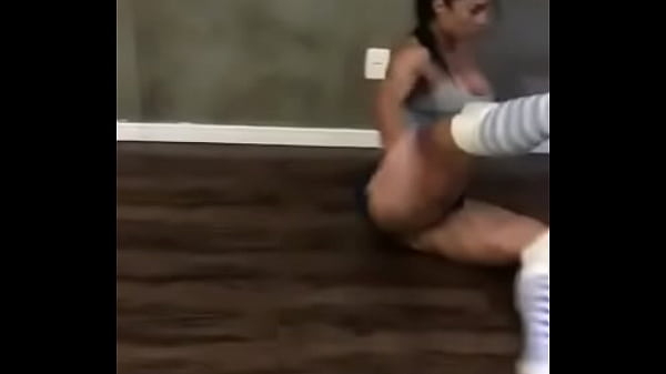 Gracyanne barbosa dando bucetada no chao 