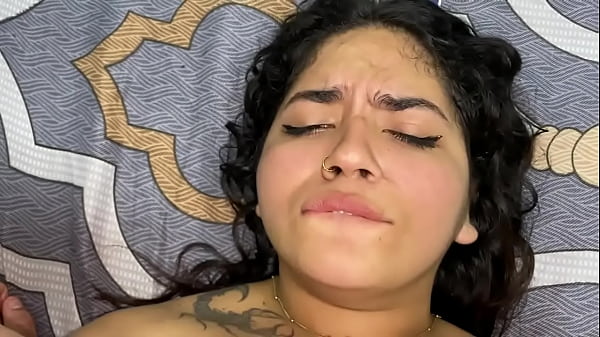 Llego a casa y esta mi hijastra y a ver que no hay nadiel me follo el co&ntilde;o con su gran cosolador sexo lesbico 