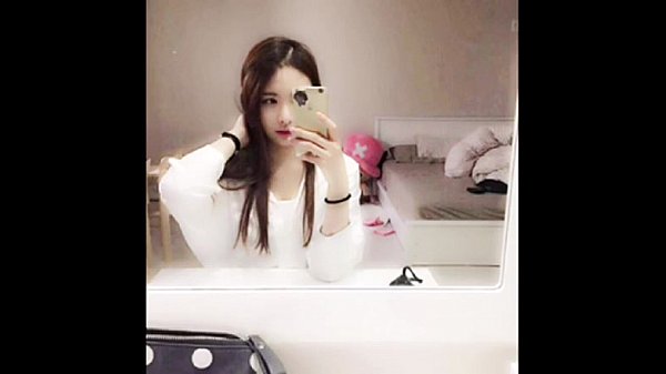 Hot Korean babe_showing_off her_body