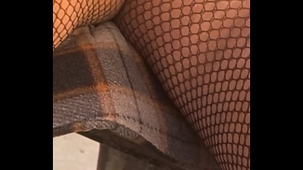 Sin bragas bajo_la mesa_en un bar