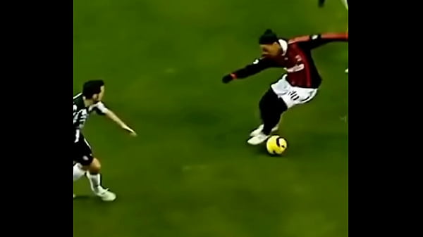 Ronaldinho nas skills m&aacute;gicas dele 