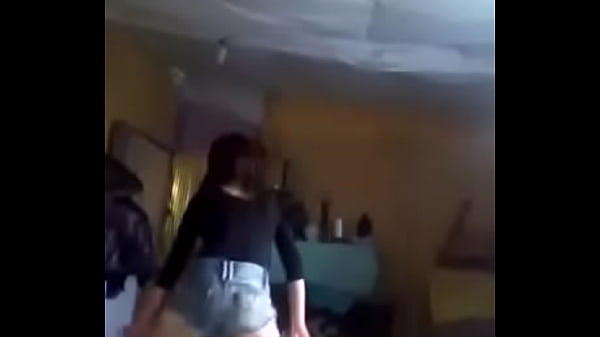 chaka bailando ymoviendo el culo