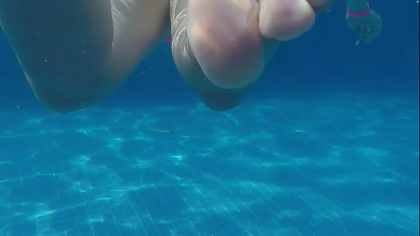 Play MP4 - wife thong swimming in pool