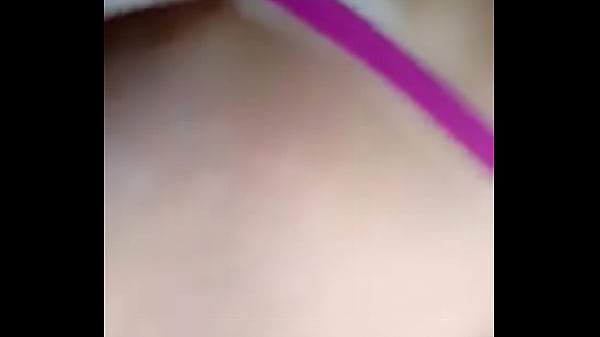 Play MP4 - Tito comedor pegando a esposa do amigo escondido enquanto ele buscava cerveja