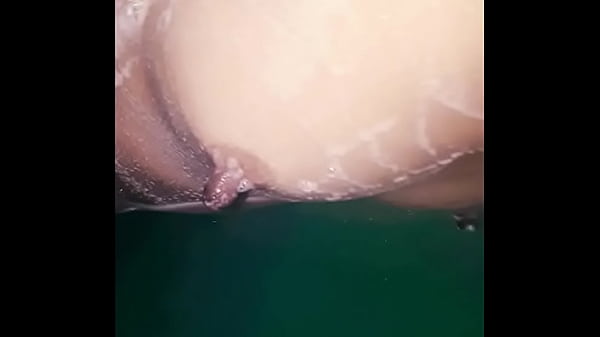 Dediando a mi hermanastra mientras le lavó el_culito en el baño