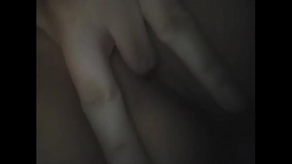 Play MP4 - Putinha dedando a buceta