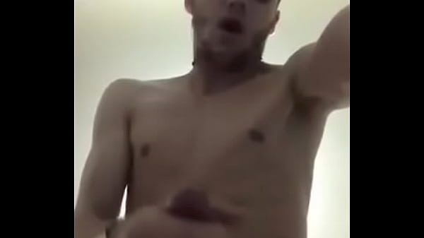 Boy soltando leitinho 