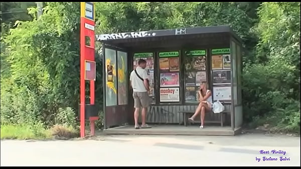 Play MP4 - Alla fermata dell&rsquo;autobus la troia ha tanta voglia di scopare con uno sconosciuto