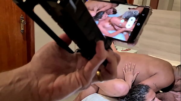 Play MP4 - Por tras das cameras com a lesbica safada e namoradinha novinha na suruba com os amigos