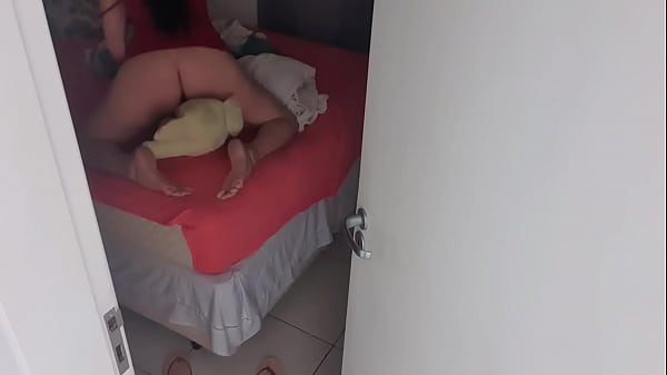 Exitada Garota Fica Nua Em Cima Da Cama E Rebola Na Tromba Do Elefantinho thumbnail