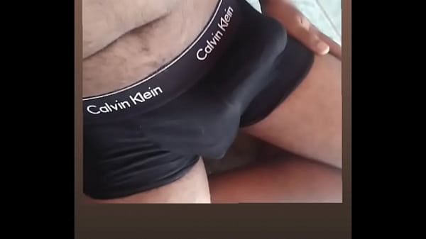 Novinho dotado pegando no pau 