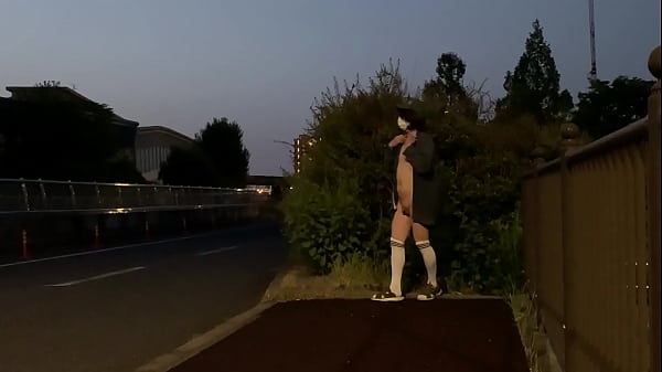 Play MP4 - 女装子まゆちゃんが明け方に道路わきの植え込みの陰に隠れて全裸露出を楽しむ横を車が通って行く