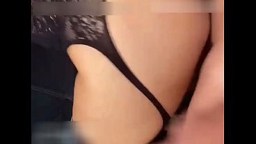 A esposa Hotwife uma safada casada com plug no cu e pauzã_o entrando na buceta, o marido combinou com dotado Poderoso258 sem ela saber , sera que ela gostou da surpresa?